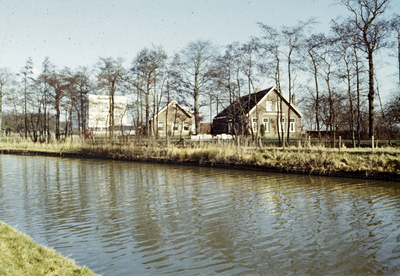 800545 Gezicht op de boerderij Johanna Cornelia Hoeve (Vossegatsedijk 25) te Utrecht, met op de voorgrond de Kromme Rijn.